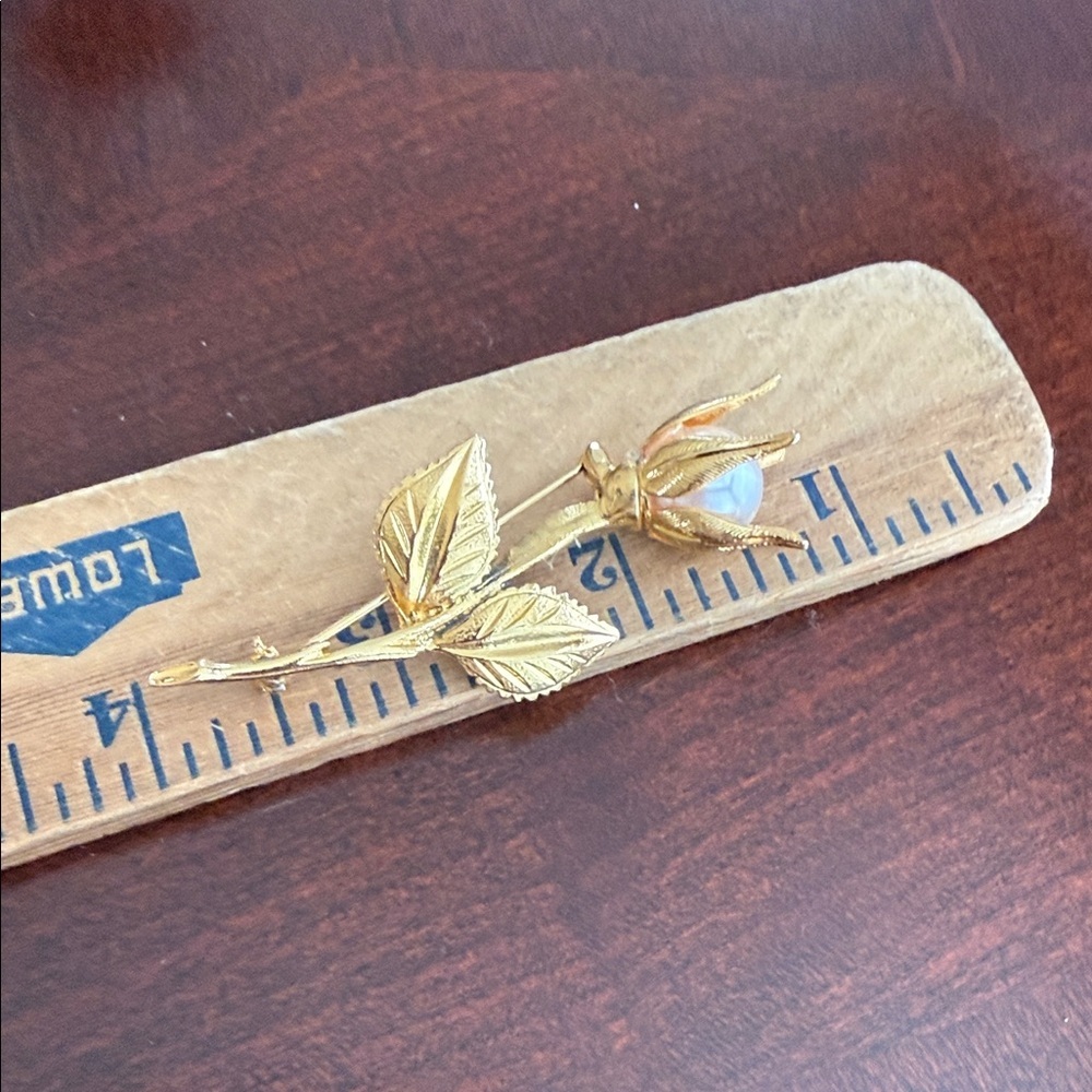 Vintage Gold Tone Flower brooch